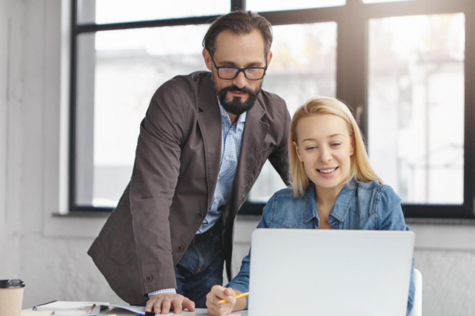 Sesión de tutoría especializada en conceptos económicos avanzados